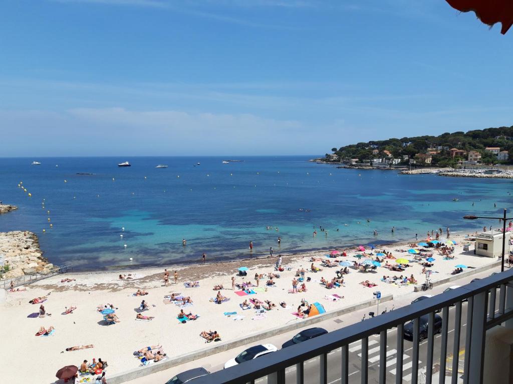 Appartement Antibes: A nest perched on the sea! 24 Boulevard James Wyllie, 06160 Antibes