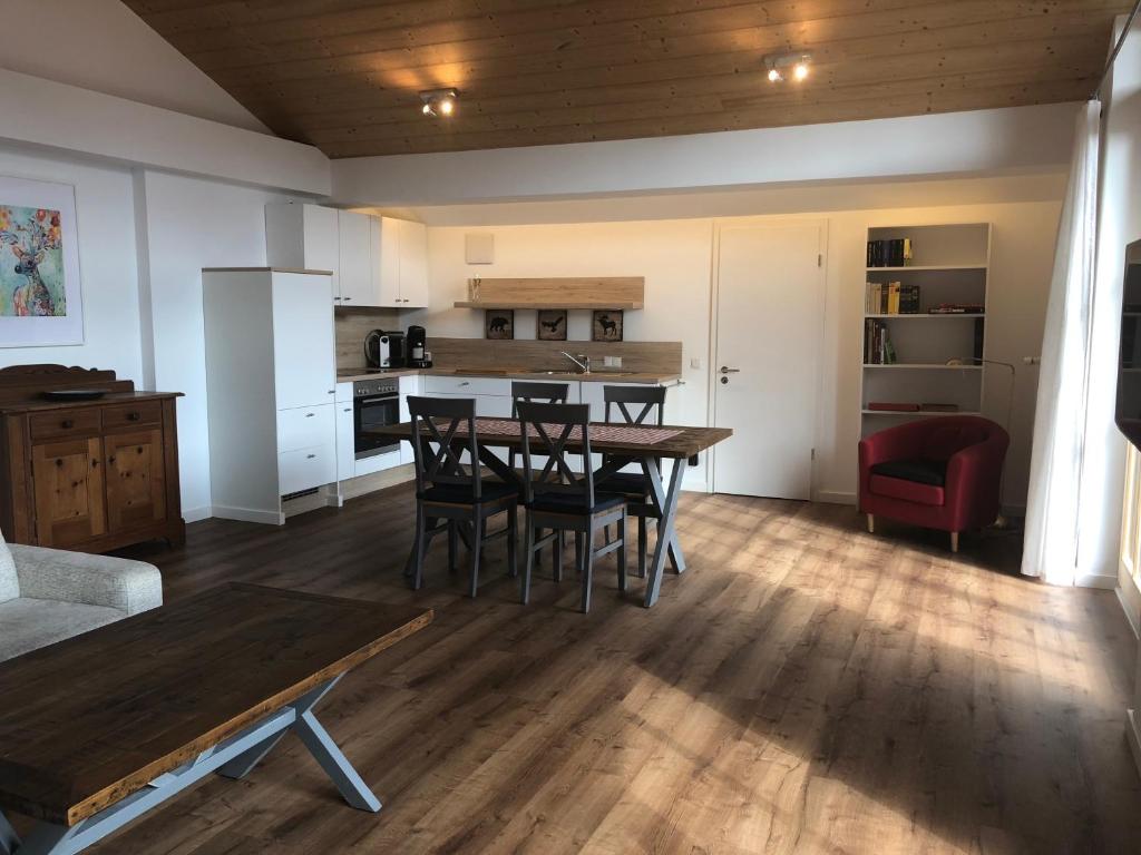 Appartement Apartment Dachjuchhe zum See - großzügig, modern und sehr zentral Seestraße 9b 2. Etage, 83727 Schliersee