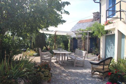 Appartement Apartment Fleur de Lys Bleue Le Genêt Soudaine-Lavinadière