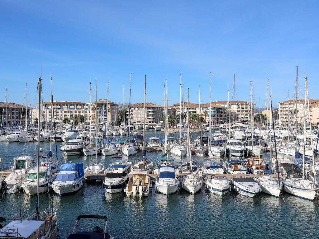 Appartement Apartment Les Cariatides , 83600 Fréjus