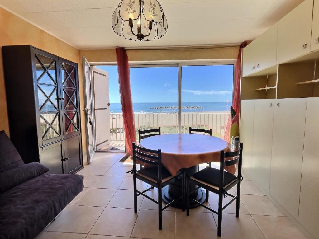 Appartement Apartment on the sand with sea view in Valras-Plage for 5 people 9 Cours Jean Gau, 34350 Valras-Plage