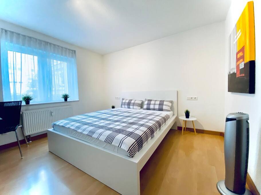 Appartement Apartment Seeperle mit 4-Zimmern und Sonnenterrasse 3 Polozker Straße, 88045 Friedrichshafen