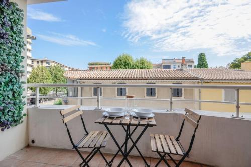 Apartment with a furnished terrace near all amenities & main tourist sites Aix-en-Provence france