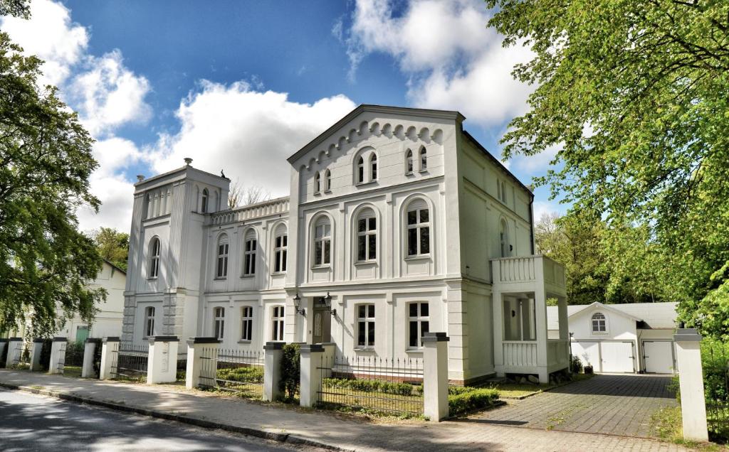 Appartements Apartments Fürstenvilla Putbus Lauterbacher Str. 1, 18581 Putbus