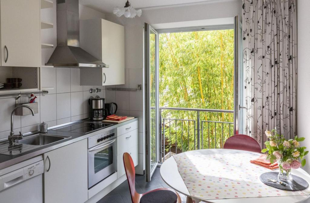 Appartements Apartments im Café Einstein Klarastraße 29, 79106 Fribourg-en-Brisgau