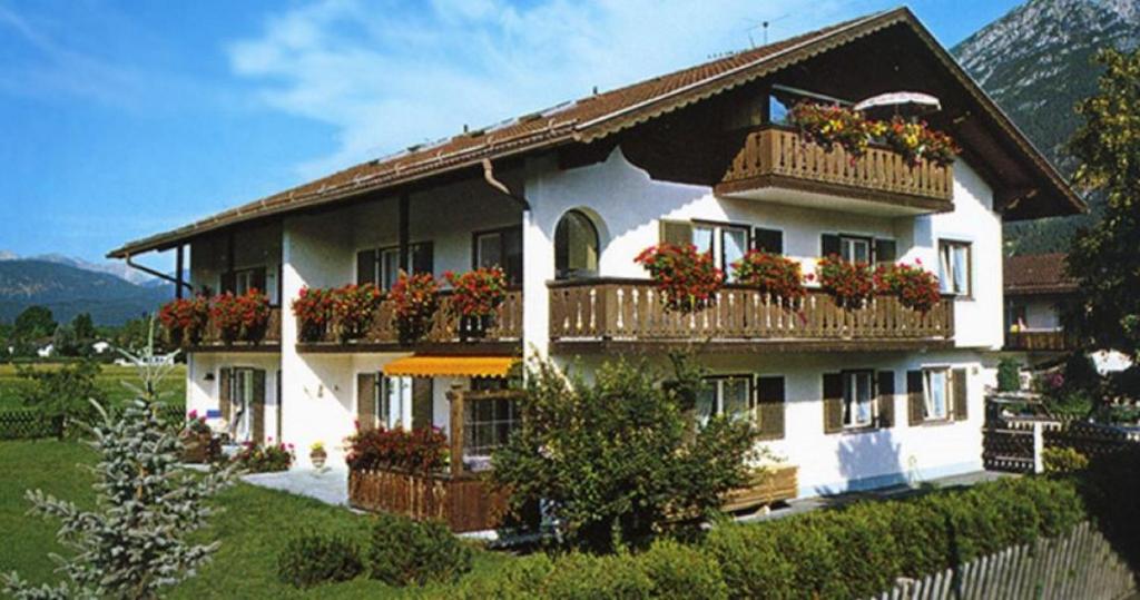 Appartements Apartments- und Ferienhaus Anton Alpspitzstraße 38, 82467 Garmisch-Partenkirchen
