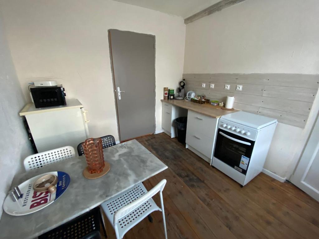 Appartement Appart au 1 etage 17 Place du Commerce, 63550 Saint-Rémy-sur-Durolle