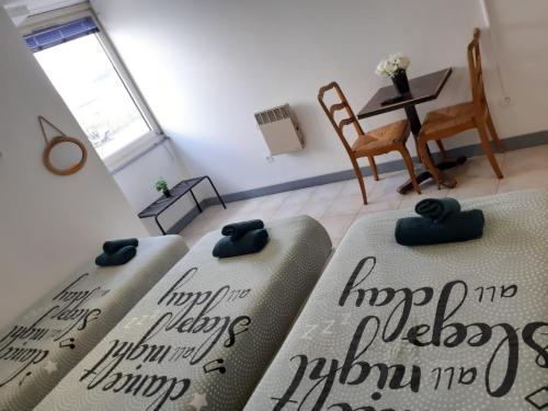 Apparthotel AREA, Studios avec salle de bain et kitchenette Privées, OU, chambres avec salles bain et cuisines communes