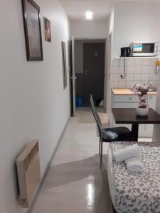Apparthotel AREA, Studios avec salle de bain et kitchenette Privées, OU, chambres avec salles bain et cuisines communes