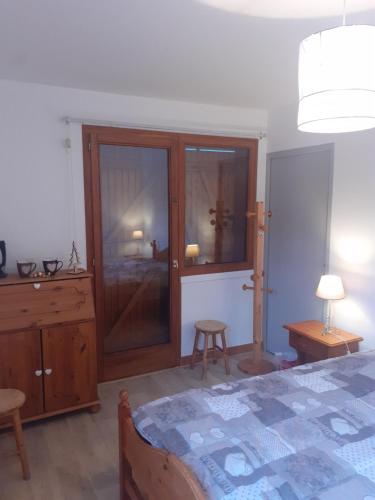 Chambre avec SdB, WC et entrée indépendantes pour les locataires