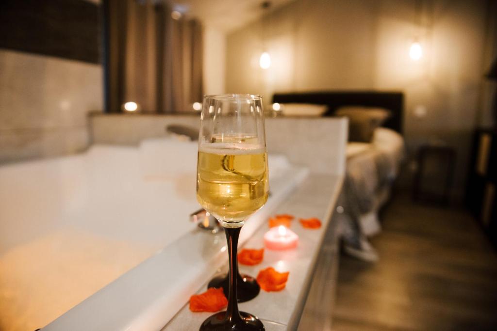 Appart'hôtel La Suite Romantique avec Jacuzzi au Cœur de Perpignan 3ème étage, gauche 8 rue de l'argenterie 66000 Perpignan