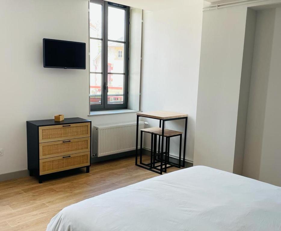 Appart'hôtel LE BON LABOUREUR 17 Place Boucaumont 58290 Moulins-Engilbert