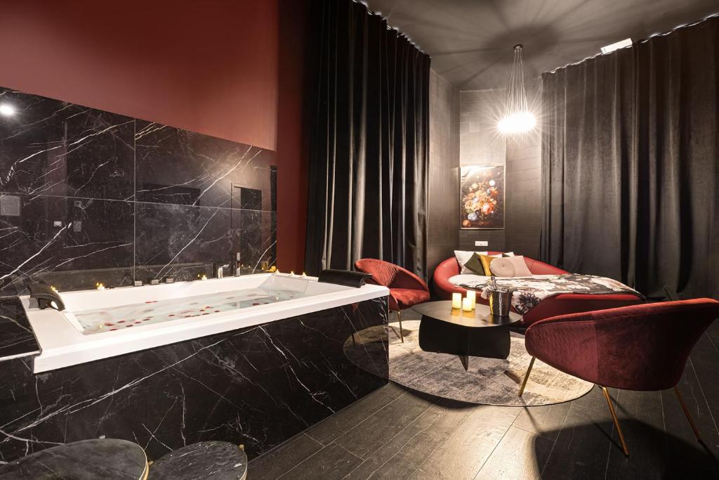 Appart'hôtel Legend Majestic Superbe Love Room - Jacuzzi - Champagne - Romantisme - parking privé 22 Rue de la République 71000 Mâcon