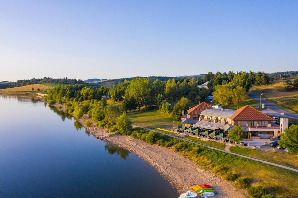 Appart'hôtel Les Lofts du Grand Lac de Lozère lac de naussac petit plan d'eau 48300 Langogne