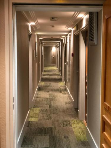 Luxurious FullySanitize Apartment with balcony, free parking in heart of Courbevoie, La Défense