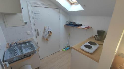 Möbliertes 1 Zimmerapartement für 3 Personen mit Bad und Küchenzeile