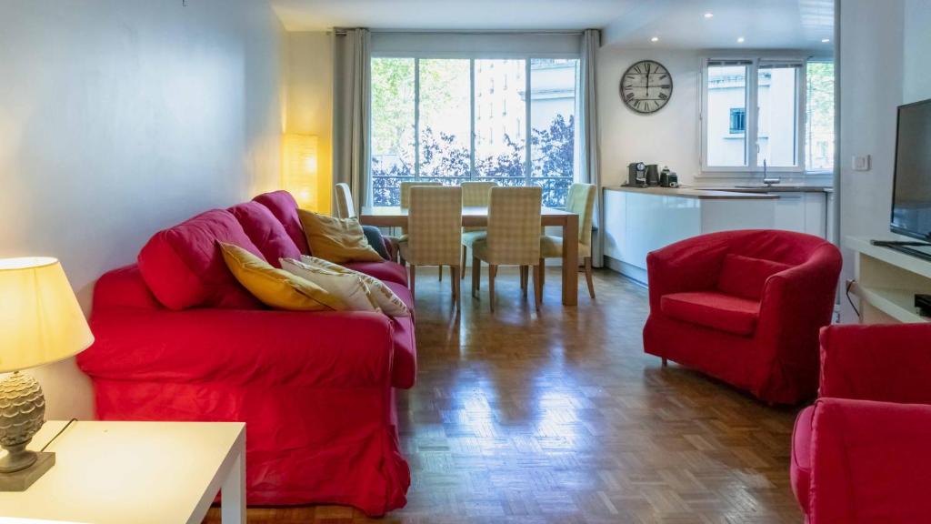 Paris City – Spacious 3 bedroom flat for families -3 minutes from metro station 218 Rue du Faubourg Saint-Antoine, 75012 Paris