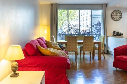 Paris City – Spacious 3 bedroom flat for families -3 minutes from metro station
