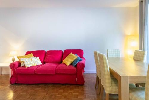 Paris City – Spacious 3 bedroom flat for families -3 minutes from metro station