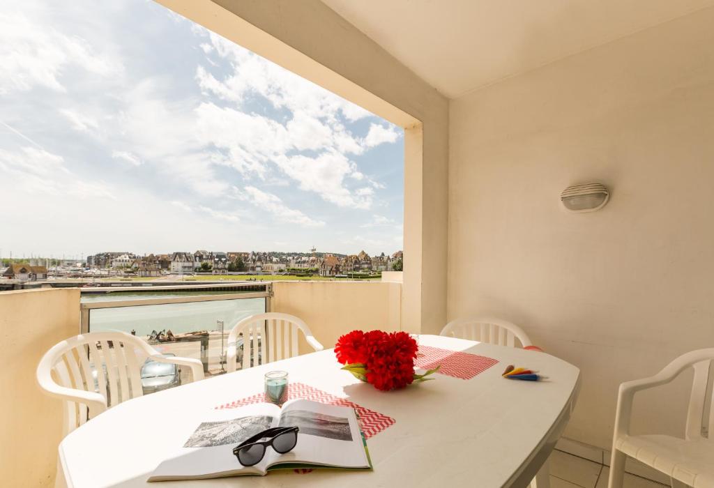 Appart'hôtel SOWELL RESIDENCES Le Port Quai Albert 1er 14360 Trouville-sur-Mer