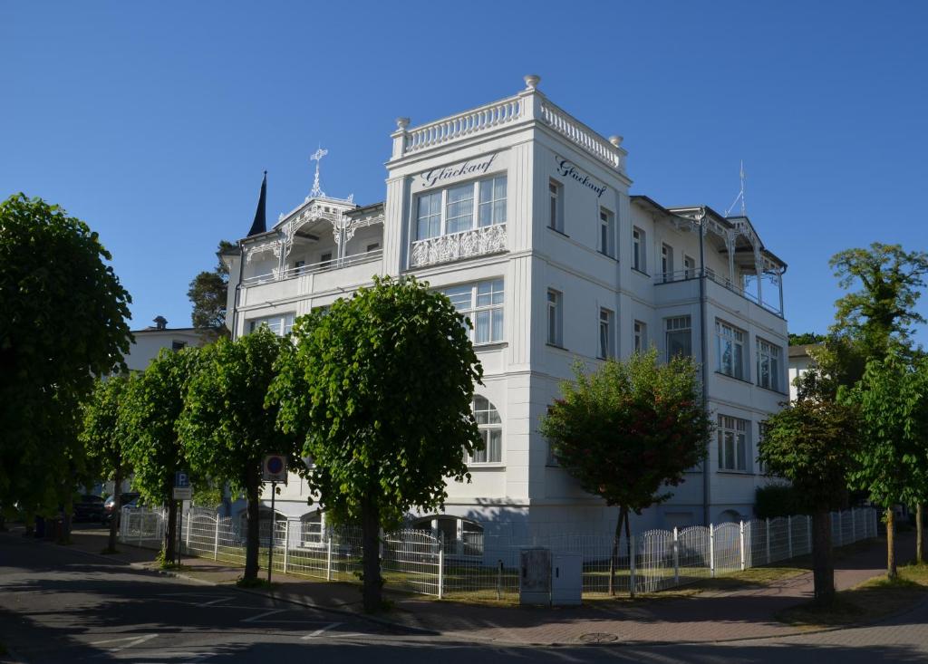 Appart'hôtel Strandvilla Glückauf Marienstraße 5 18609 Binz