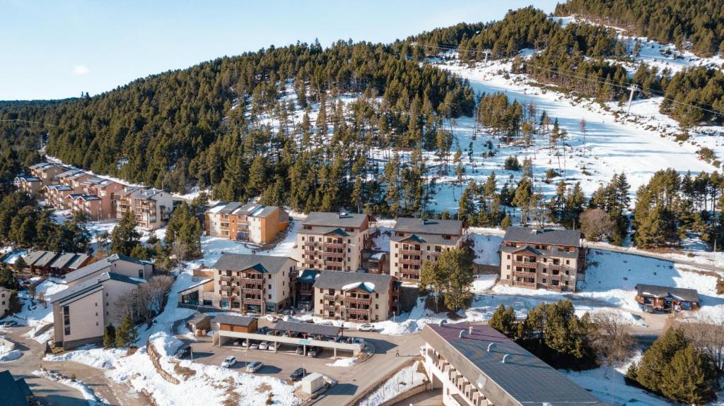 Appart'hôtel Vacancéole - Les Chalets de l'Isard Route du Pla del Mir 66210 Les Angles