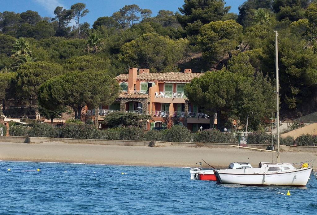 Appart'hôtel Villa L'ensoleillade 18 Chemin du Bord de Mer 83250 La Londe-les-Maures