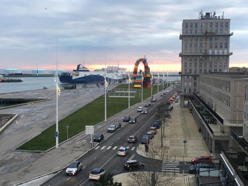 APPART. PERRET VUE PANORAMIQUE MER-PORT et CATENE Le Havre france