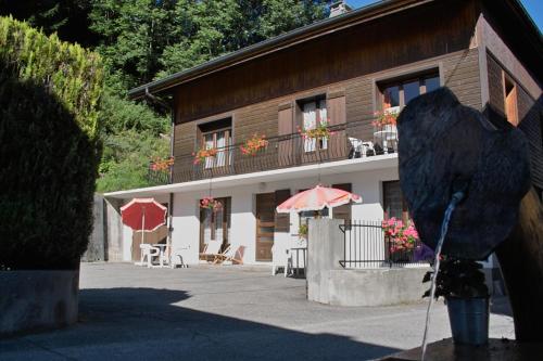 Appartement Appart Ressachaux Morzine centre 2 à 4 pers calme vue jardin parking 42 Rue Bidon Morzine