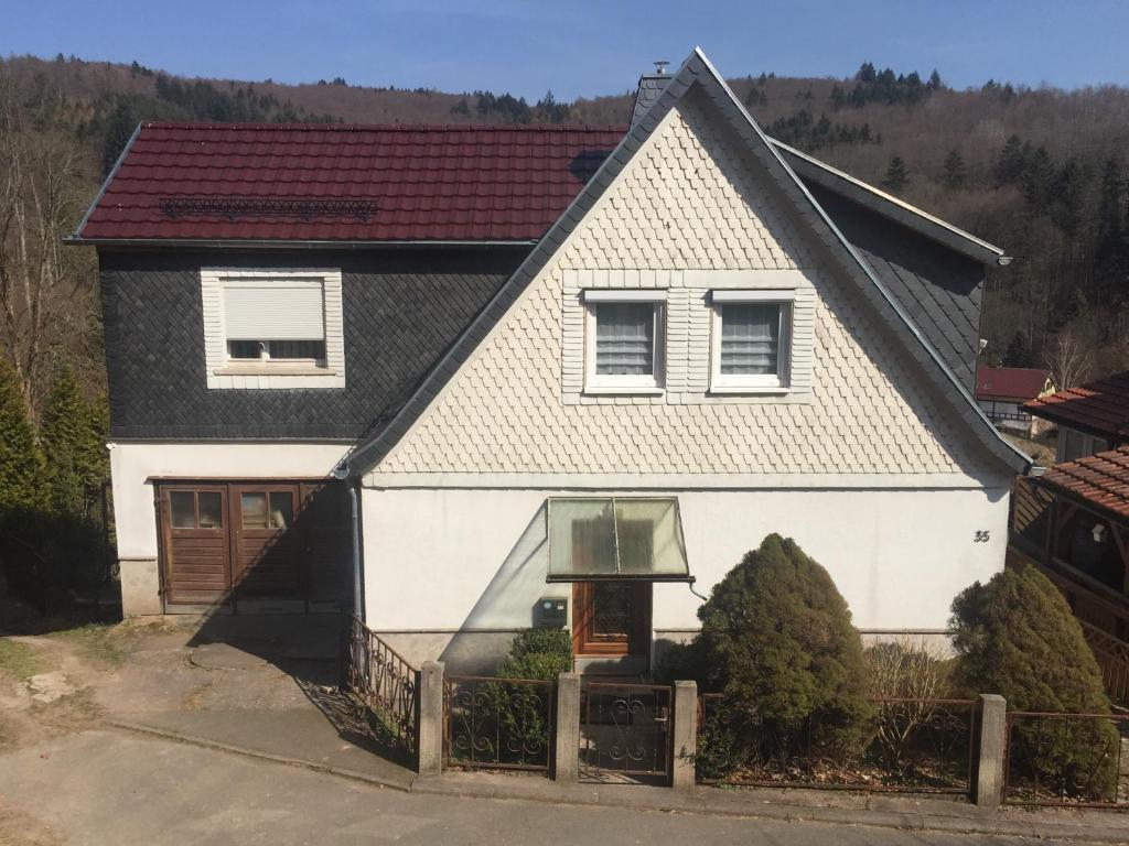 \ Alte Weinstraße 35, 98544 Benshausen
