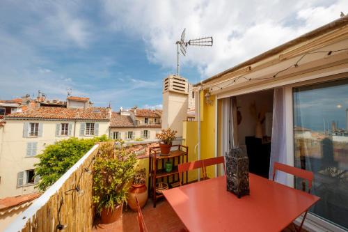 06M - Vieil Antibes beau duplex avec terrasse vue mer