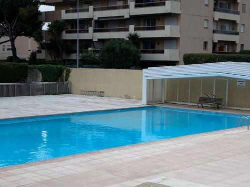 06U - Beau studio en résidence avec piscine et tennis