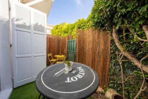 06Y1 - Superbe appartement avec terrasse idéalement situé près des plages