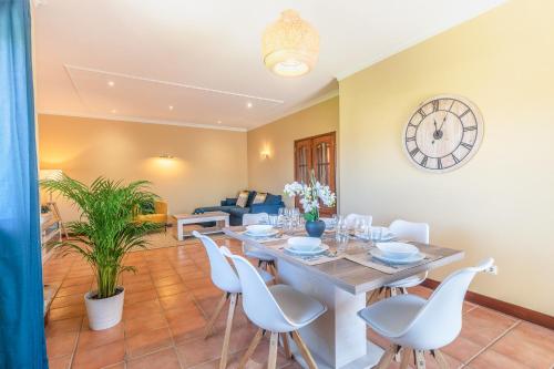 #071 Stunning Spacious Flat w Pool 5m Beach