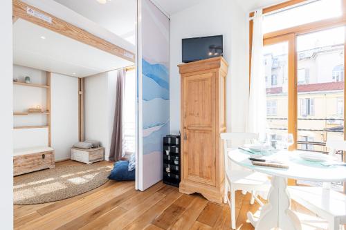1 Bdr Downtown near Place Massena