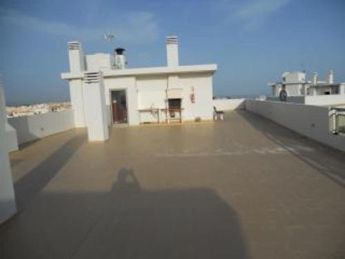 1 Bed Apt with pool, sauna, BBQ, Gym.