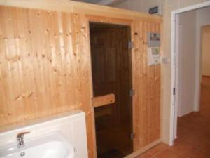 1 Bed Apt with pool, sauna, BBQ, Gym.