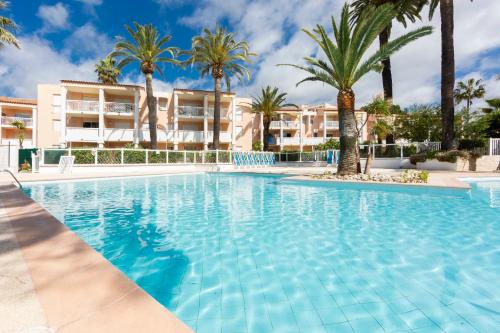 1 bedroom apartment in a residence with a swimming pool and a parking spot