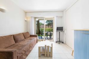 1 bedroom apartment in a residence with a swimming pool and a parking spot