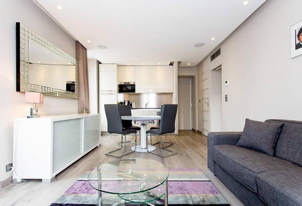 1 bedroom in front of the Palais! 2 Rue Jean de Riouffe, 06400 Cannes