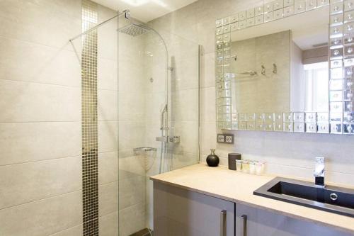 1 bedroom in front of the Palais!