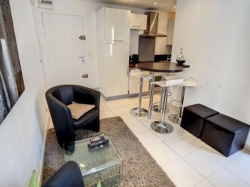 1 Bedroom Notre Dame 2 mins from the Croisette and the Palais 225