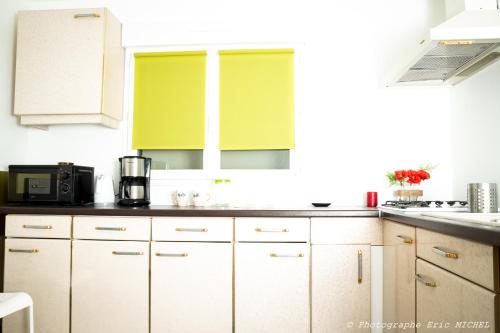 1 CHAMBRE 20m2 : 2 lits pour 3 voyageurs +cuisine + terrasse bois en jardin