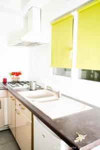 1 CHAMBRE 20m2 : 2 lits pour 3 voyageurs +cuisine + terrasse bois en jardin