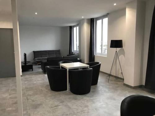 Appartement 10 pers face gare SNCF Appart Hotel le Cygne A Bourges france