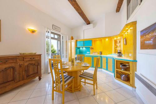 100m2 duplex apartment, glimpse of the sea