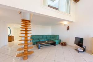 100m2 duplex apartment, glimpse of the sea