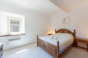 100m2 duplex apartment, glimpse of the sea