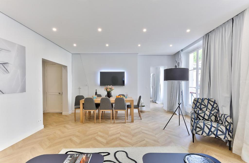 127 - Urban Beautiful 4BR in Montorgueil Rue Reaumur 81, 75002 Paris