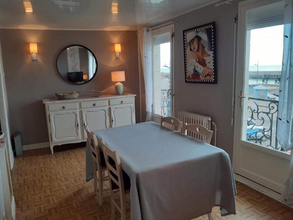 Appartement 180° VUE MER 2eme étage (acces 8 rue saint Eloi) 39 Quai François 1er 76470 Le Tréport